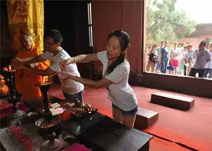 和尚当月佬山西方丈情人节为结婚证开光
