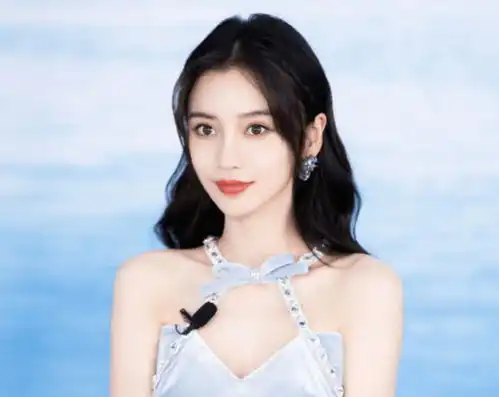 baby新剧开机,与小12岁的赖冠霖组cp,扎了个丸子头清新又减龄