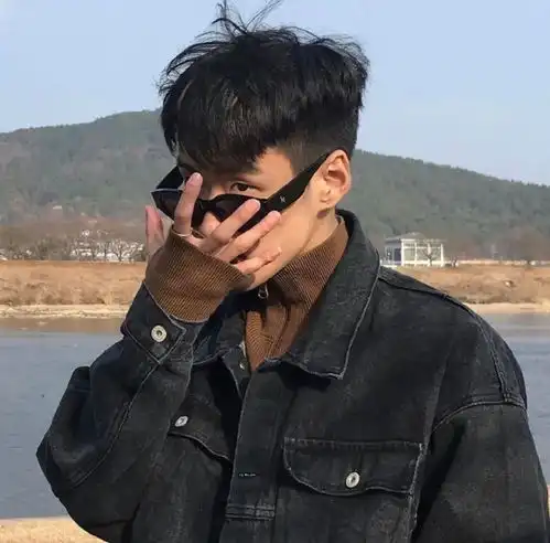 头像换张好看的男头,女神会不会多看我一眼