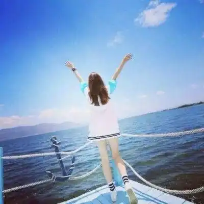 头像男海边背影黄昏黑白