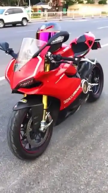 绝美红色杜卡迪,超霸气的机身,男人该有一辆自己的摩托车