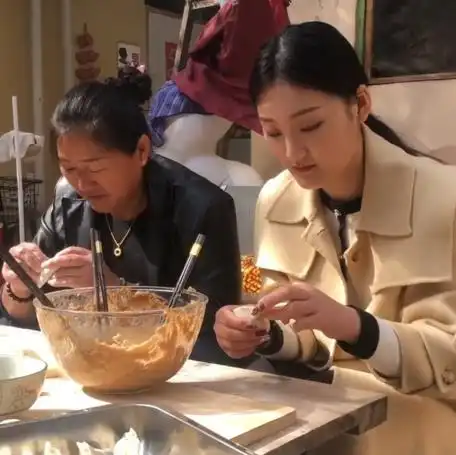 大衣哥儿媳已确认怀孕,大衣嫂笑得合不拢嘴,女儿也传出喜讯