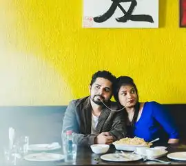 秀恩爱印度吃货情侣拍摄美食主题婚纱照