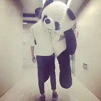 抱毛绒玩具的情侣头像微信头像图片大全