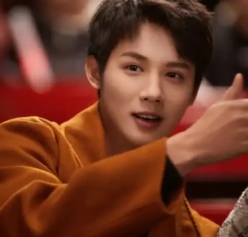 开头像陌生的恋人,鞠婧祎依旧是半永久妆容,郑业成也难大火