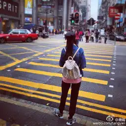 组图曝罗晋唐嫣穿同款鞋疑相恋片场亲密牵手