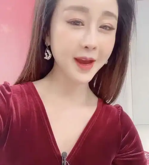 45岁咸素媛晒自拍,大秀曼妙身材,照片中的男人却意外抢镜