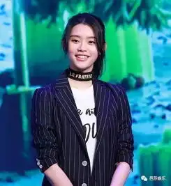 每日星范奚梦瑶复古大风刮回来,没件纹路元素西装怎敢说时髦