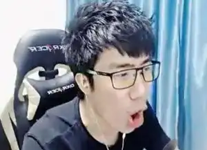 lol7周年表演赛,骚男一个邪魅的眼神,妖风小姐姐笑得花枝乱颤