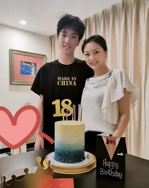 张艺谋的娇妻也懂事了吧与婆婆合影她让出c位打扮低调不抢风头