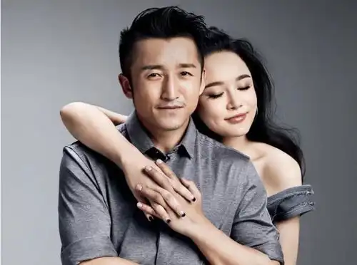 邹市明夫妇情人节现身机场,红配绿情侣装超甜,冉莹颖15万包抢眼