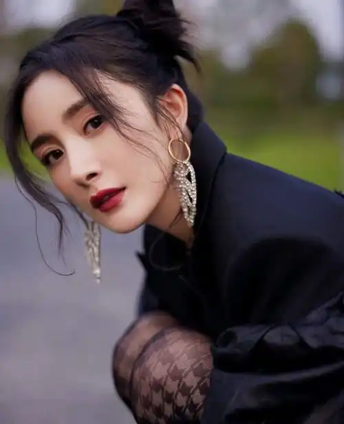 杨幂时隔6年罕见换头像竟因被罚众星扮丑,我和小伙伴都惊呆了