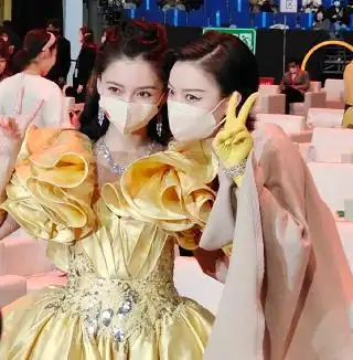 微博之夜大宝贝与晓明哥名存实亡,陈思成自离婚后主动坐近佟丽娅