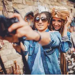 摄影师浪漫一辈子牵手游世界的情侣结婚了