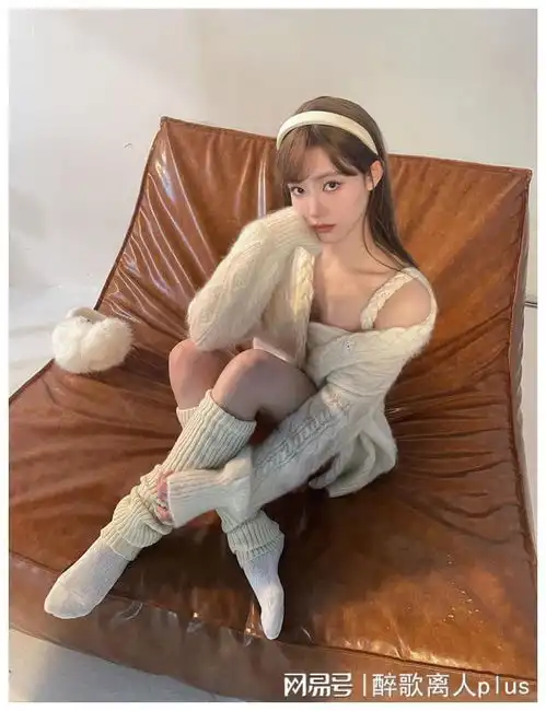 许佳琪白色毛衫随拍软糯温柔纯欲风拉满