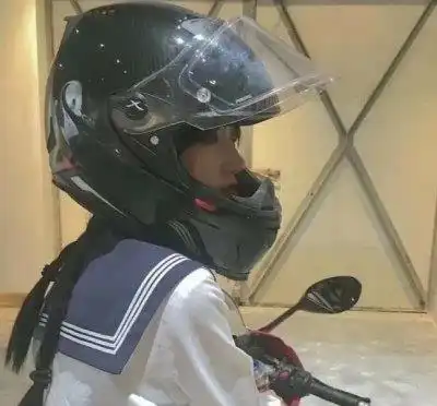 头盔飒爽女生头像霸气超拽个签