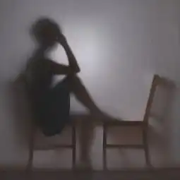 一个女人耐人寻味的黑白剪影