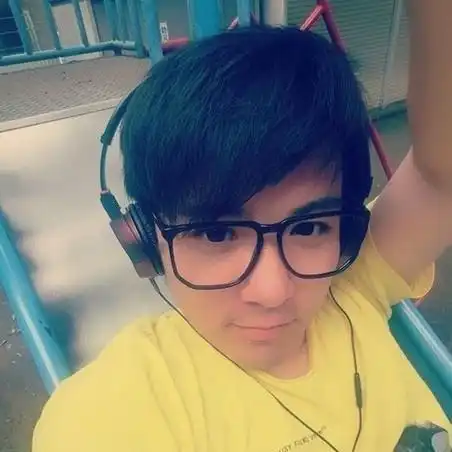 三毛34岁了8岁爆火,14岁谢顶,植发挨300多针,如今变帅哥张卫健秃头网易订阅