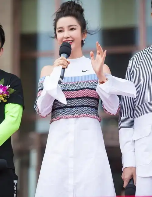 李冰冰谈了小16岁男友后,气质更加甜美了,宛如二十多岁的小姑娘