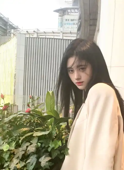 26岁的鞠婧祎晒照,不像少女像贵妇