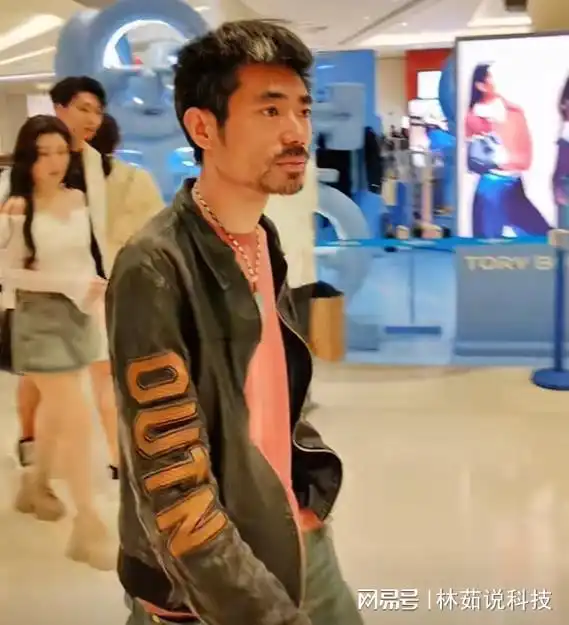 男子穿破烂衣服逛商场,有气质很自信,网友,穷人不懂富人的低调