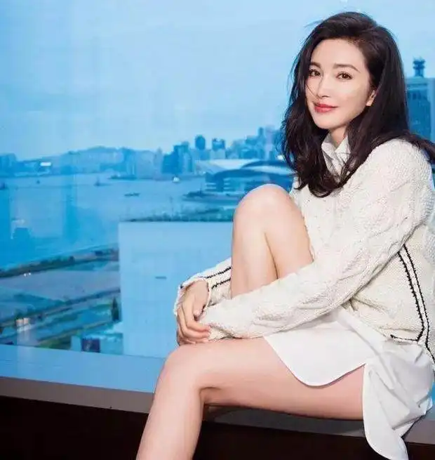 谁说上了45岁就不能装嫩,李冰冰全身粉色扮穿搭,网友嫩回18岁