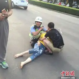 交警坐地怀抱伤者新浪图片