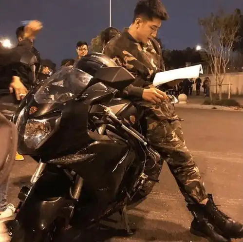 男星骑摩托车的样子,王源帅气,金瀚霸气,而他被嘲有点娘