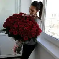 求一个女的抱着一大捧玫瑰花的头像,