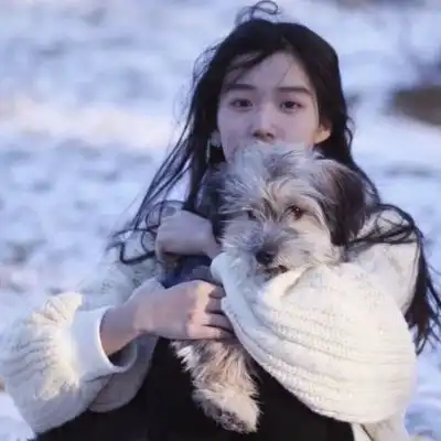 看起来特别暖和的冬日雪地女头,y微信头像我要个性网