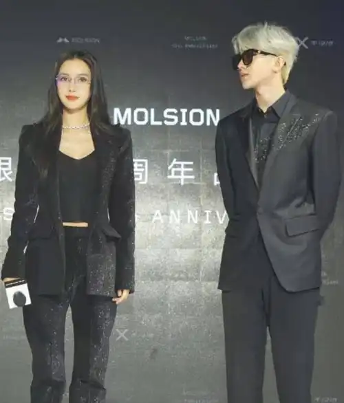 baby懒理李菲儿风波露面,同台蔡徐坤如情侣,大秀腰围无敌撩