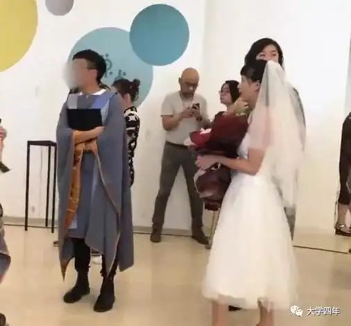 女子穿婚纱参加前男友毕业礼想见证他重要的时刻