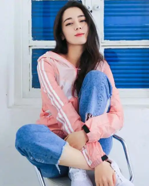迪丽热巴宛转蛾眉,精致立体的五官尽显异域风情