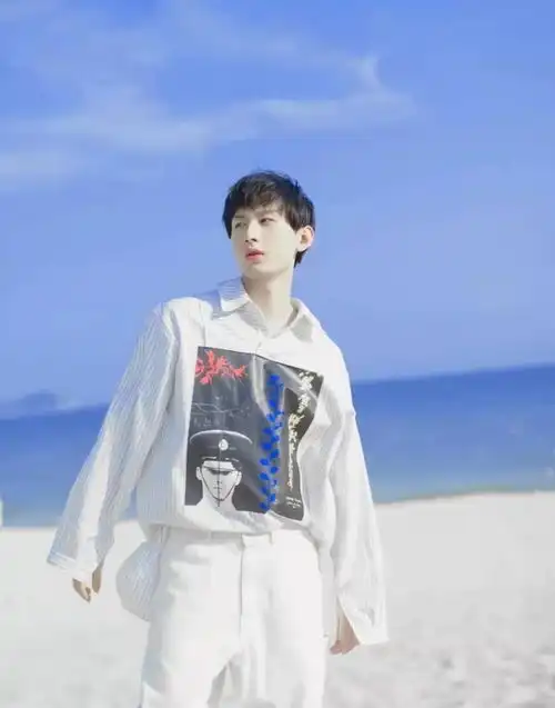 任嘉伦王一博的条纹衬衫,清爽利落显高级,干净的盐系男友风男士