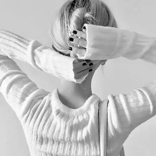 高级质感黑白女生头像