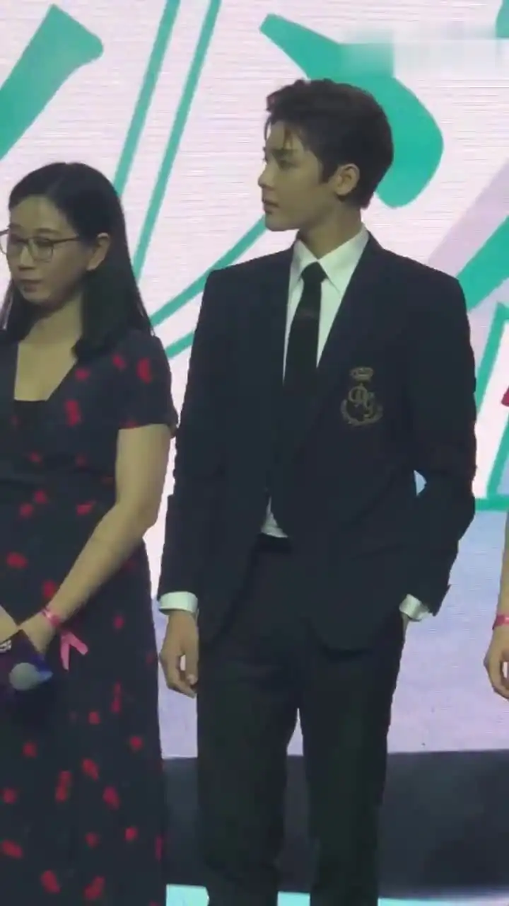 眼睛里有星星的侯明昊怎么会有那么好看的男孩纸