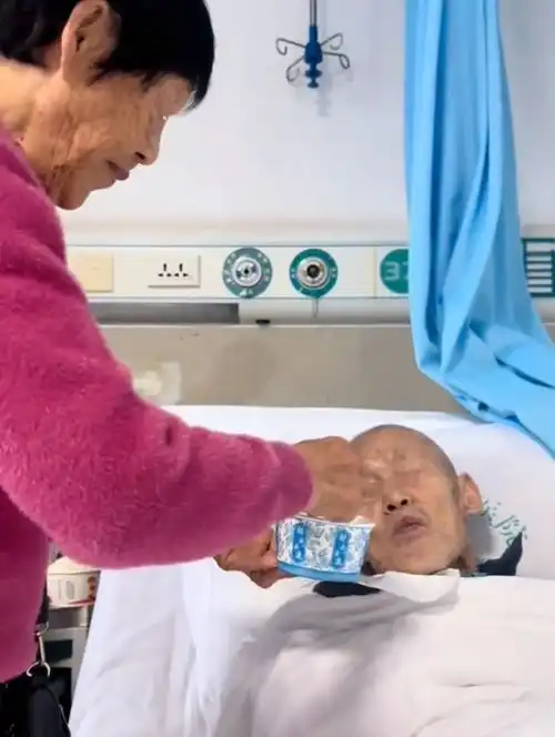 孙海洋父亲去世,孙卓姐弟心碎哭泣,未能见孙子金榜题名留遗憾孙卓洪武进士孙悦孙海洋寻子明朝泣不成声金榜手机网易网