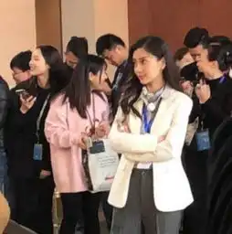 杨颖综艺化身女强人,回顾创业时代那蓝,她的气质稳重了