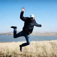 眼角笑意的忠贞带字qq情侣头像