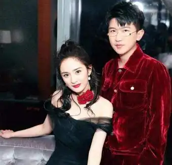 杨幂刚离婚,就和他穿情侣装去东京旅游,网友为什么不是李易峰