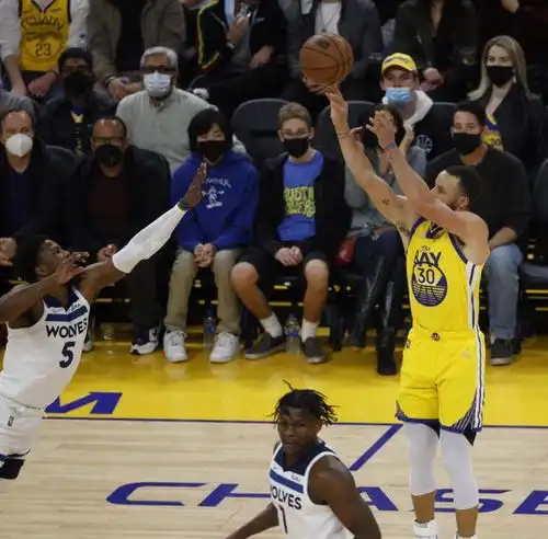 29分23分水花兄弟爆发,库里克莱飙11记三分,带队4连胜