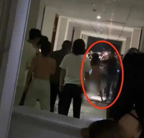后续曝被打砸宿舍楼男女混住,赤身女子先砸了女宿舍,逢人就亲