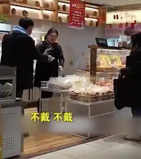 这叫正能量男子策划用砸蛋糕惩罚不戴口罩者