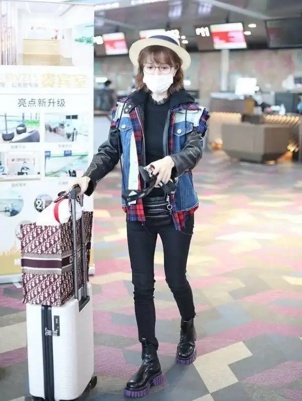 金巧巧真不安分,穿潮服配卖菜包,45岁阔太秒变精神小妹