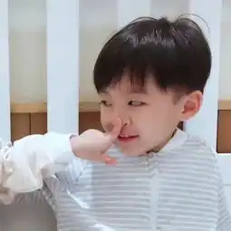 请问这个小男孩头像有另一半的小女孩的情侣头像吗