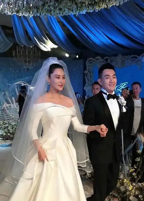 张馨予婚礼上哽咽表白老公,何捷贴心为张馨予挽起婚纱,超幸福