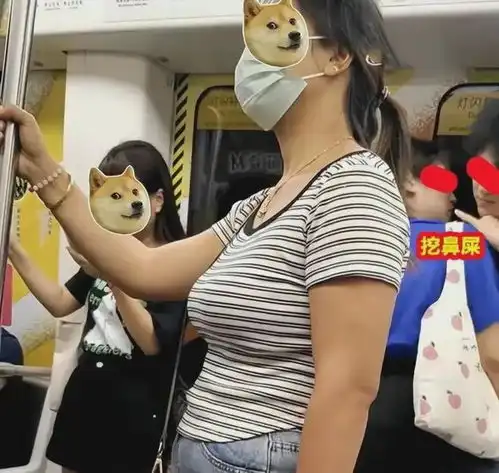 情侣地铁上秀恩爱,又亲又抱还摸下体,乘客恶心