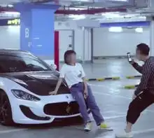 情侣遇玛莎拉蒂合影,车主的做法让人震惊网友是位有钱人