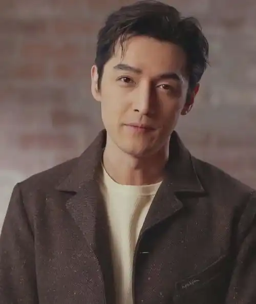 因为妈妈病重,他放弃繁花,如今他二次封帝,赢麻了