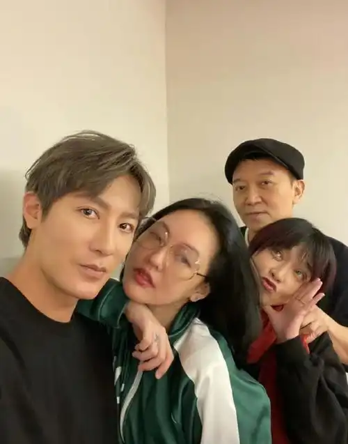 大s离婚后首露脸,又瘦又白超美丽,大方搂男闺蜜拍照心情好